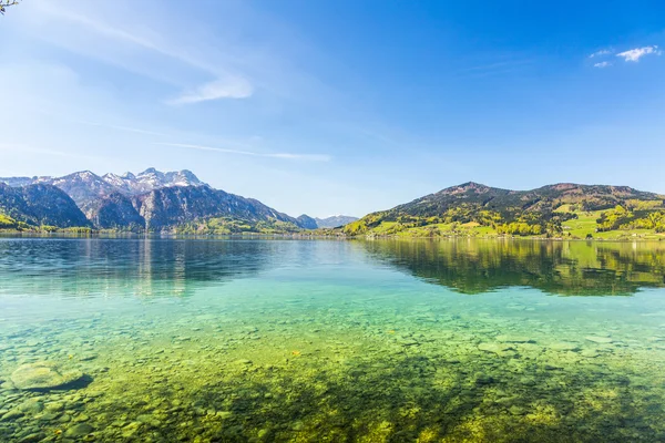 Hermoso lago alpino Attersee con agua cristalina —  Fotos de Stock