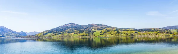 Όμορφη αλπική λίμνη Attersee με κρυστάλλινα νερά — Φωτογραφία Αρχείου