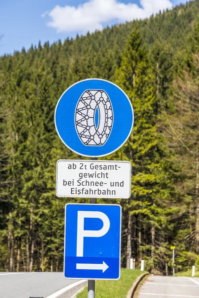 Snow chain sign with parking place to change — Stock Photo, Image