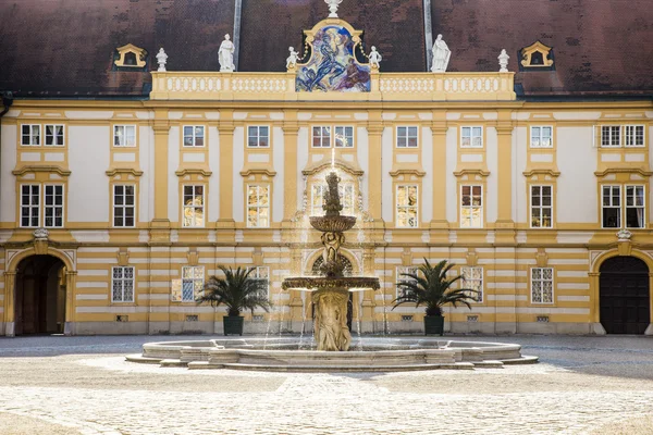 Binnenplaats van de historische Melk abdij, Oostenrijk — Stockfoto