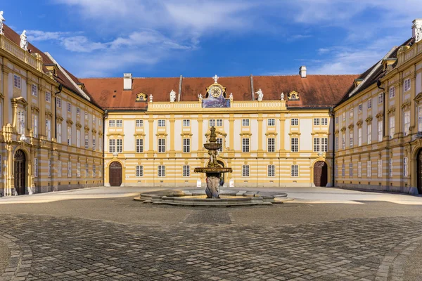 Binnenplaats van de historische Melk abdij, Oostenrijk — Stockfoto