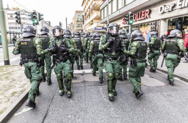 Ezb ve kapitalizm Frankfurt insanlar protesto