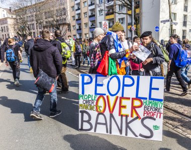 Ezb ve kapitalizm Frankfurt insanlar protesto