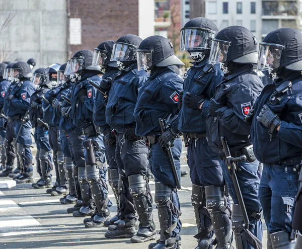 Policía presta atención a las personas que se manifiestan contra EZB y C — Foto de Stock
