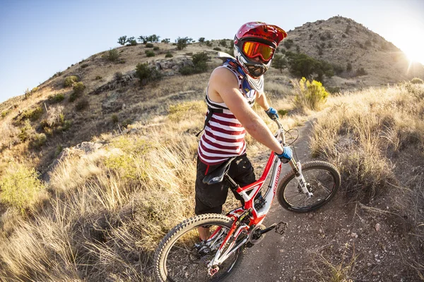 Downhill rider Simon Seeholzer no treinamento — Fotografia de Stock