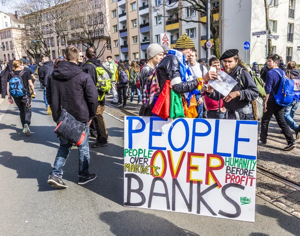 Människor demonstrera mot Ezb och kapitalism i Frankfurt — Stockfoto