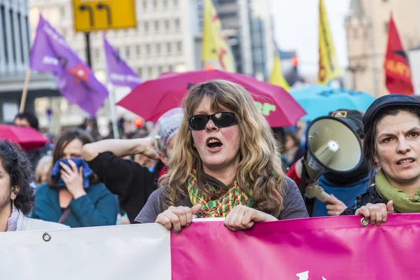 Människor demonstrera mot Ezb och kapitalism — Stockfoto