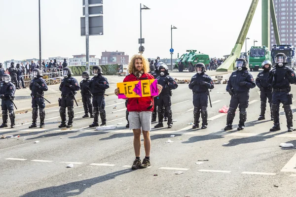 As pessoas se manifestam contra o EZB e o capitalismo em Frankfurt — Fotografia de Stock