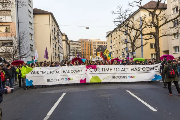 Люди протестуют против EZB и капитализма — стоковое фото