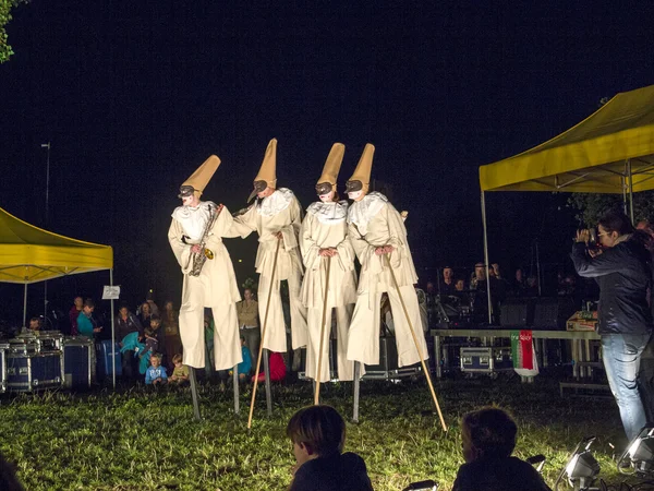 Romeo ve juliet karnaval maliyet giyen insanlar stilts üzerinde gerçekleştirin — Stok fotoğraf