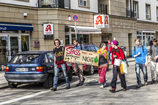 Människor demonstrera mot Ezb och kapitalism i Frankfurt — Stockfoto