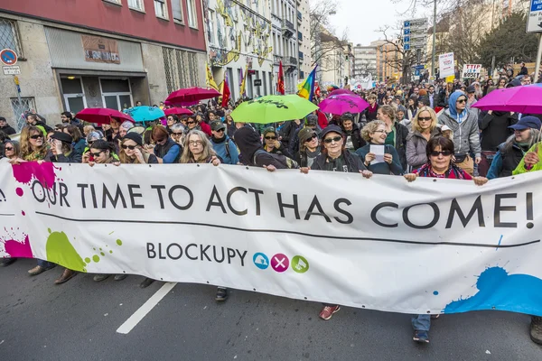 Mensen demonstreren tegen Ezb en kapitalisme — Stockfoto