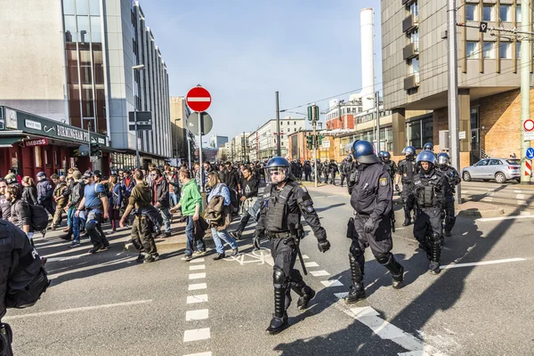 Ihmiset osoittavat mieltään EZB:tä ja kapitalismia vastaan Frankfurtissa — kuvapankkivalokuva