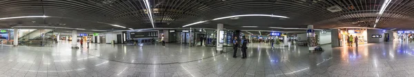 Pessoas no aeroporto durante o dia em Frankfurt — Fotografia de Stock