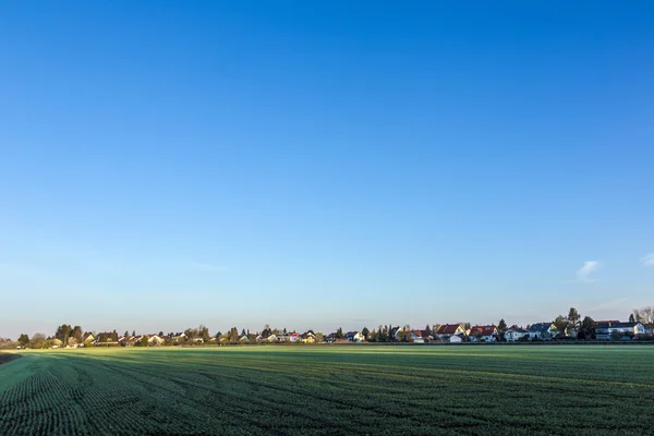 Ländliche Landschaft in München mit neuen Siedlungen und Feldern — Stockfoto