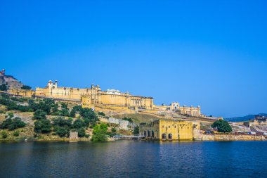 Amer Fort yakınındaki Jaipur mavi gökyüzü altında