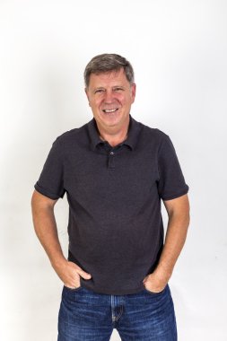 Akıllı dost görünümlü olgun adam