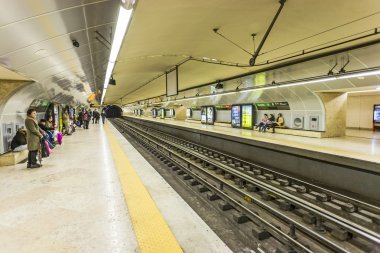 Tren için ünlü Oriente metro istasyonu insanlar bekler