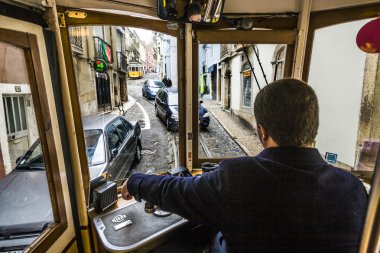 Tagged tramvay yolunda dar bir stree yoluyla yapıyor