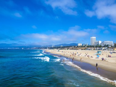 Birçok kişi güneşlenmek kum plaj