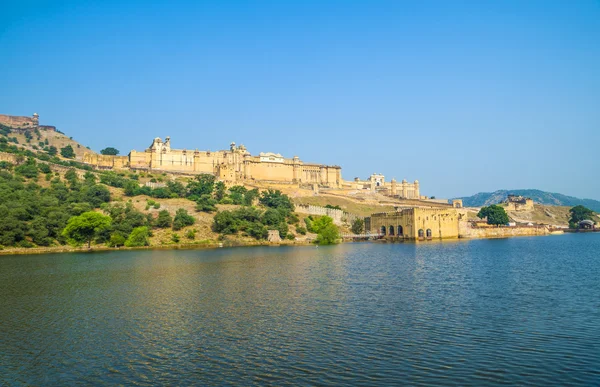 Amer Fort yakınındaki Jaipur mavi gökyüzü altında — Stok fotoğraf