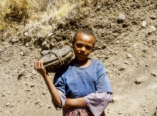 Retrato de bela mulher local indo para os campos — Fotografia de Stock