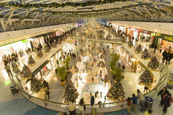 Människor på Vasco da Gamas köpcentrum — Stockfoto