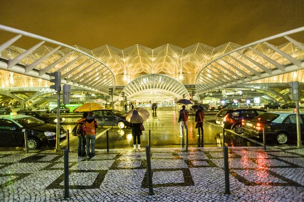 Orang-orang di Vasco da Gama pusat perbelanjaan dalam hujan — Stok Foto