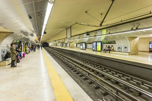 Lidé čekat ve slavné Oriente metro stanice pro vlak — Stock fotografie