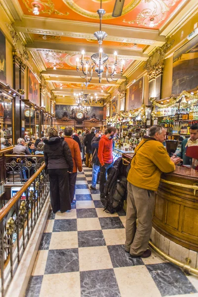 People enjoy the Cafe A Brasileira in Lisbon — Stock Photo, Image