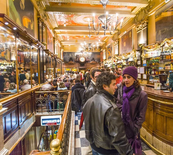 Люди наслаждаются кафе A Brasileira в Лисбоне — стоковое фото