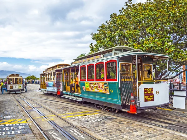 People enjoy the unique cable car system — Stock Photo, Image