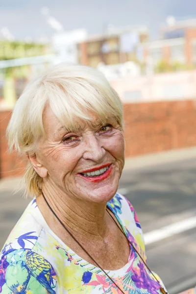 Lächelnde attraktive Seniorin — Stockfoto