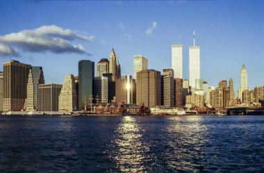 Brooklyn Köprüsü'nden gökdelen ve ikiz kulelere görüntülemek 