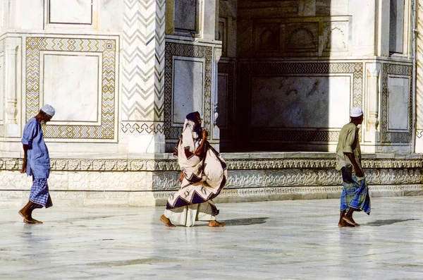 Local people visit the Taj Mahal — Stock Photo, Image