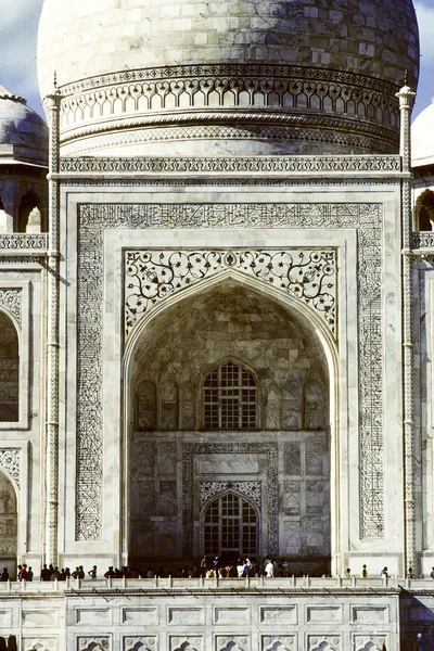 A população local visita o Taj Mahal — Fotografia de Stock