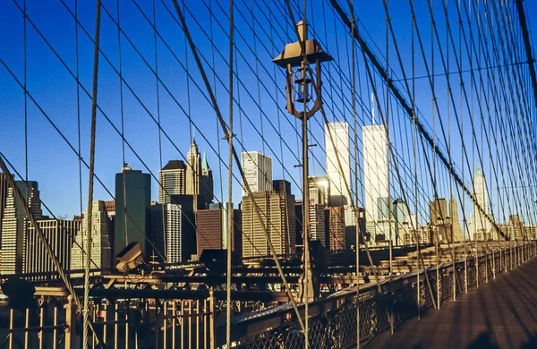 View from Brooklyn Bridge to skyscraper and twin towers — Stock Photo, Image