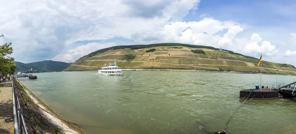 Passenger ship on river Rhine in Bingen — Stock Photo, Image