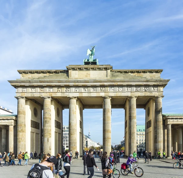 Mensen bezoeken Brandenburger Tor in Berlijn — Stockfoto