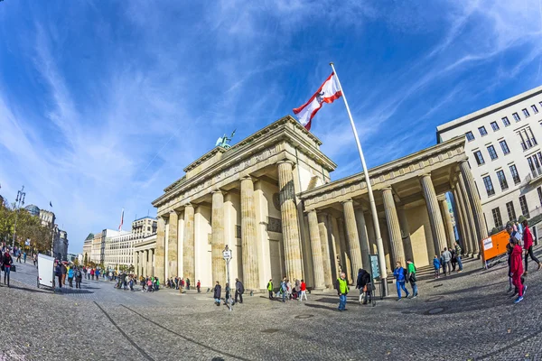 Люди посещают Бранденбургские ворота в Берлине — стоковое фото