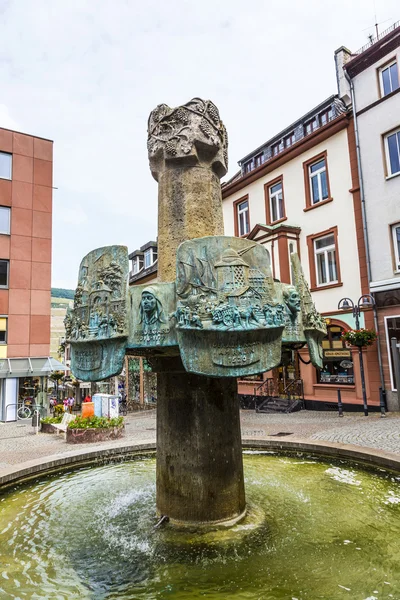 在中央市场里 Bingen 著名 Fastnachtsbrunnen — 图库照片