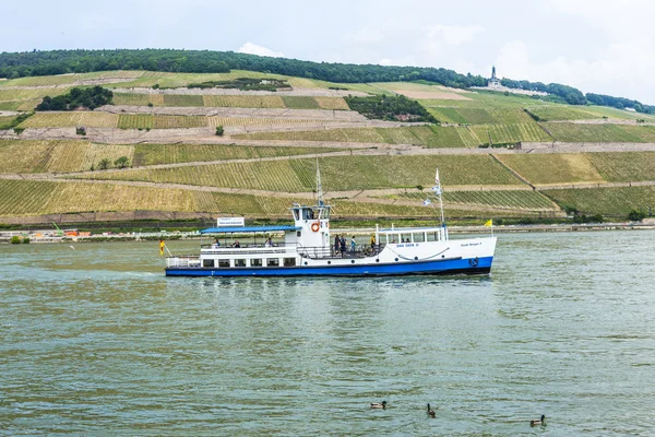 Passenger ship on pier in Bingen — Stock Photo, Image