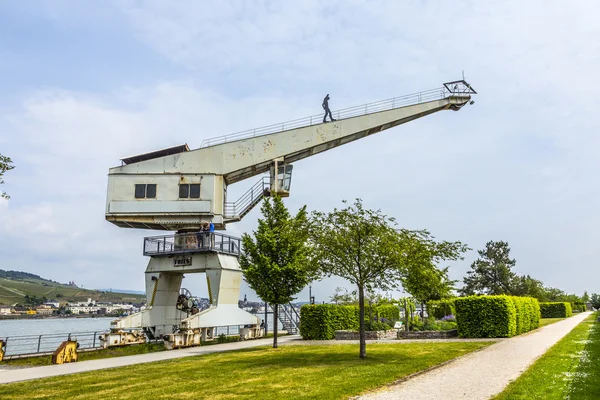 Starý jeřáb s iron man v Bingen, — Stock fotografie