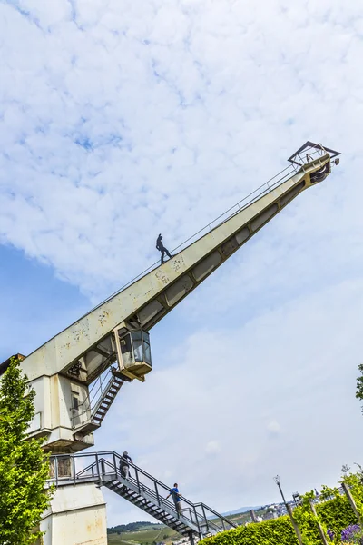 Starý jeřáb s iron man v Bingen, — Stock fotografie