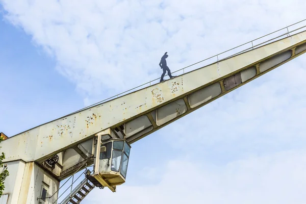 Old crane with iron man in Bingen, — Stock Photo, Image