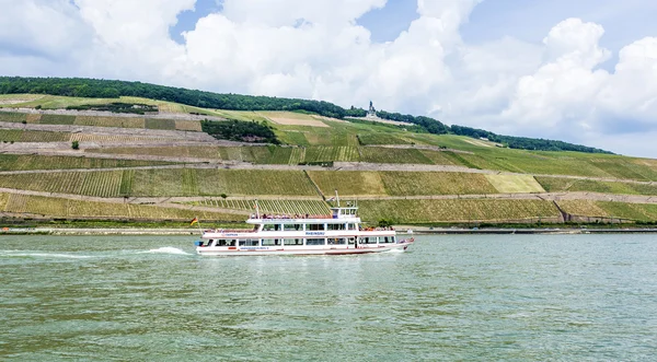 Passenger ship on pier in Bingen — Stock Photo, Image