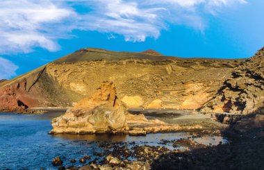 eski volkan ile el Golfo Köyü'nde siyah beach