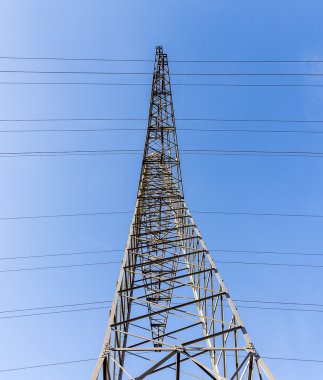 yüksek gerilim elektrik direkleri mavi gökyüzü ve bulut karşı 