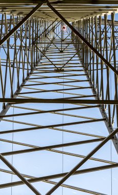 yüksek gerilim elektrik direkleri mavi gökyüzü ve bulut karşı 