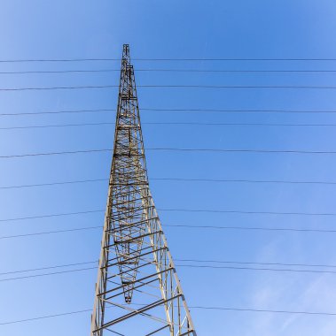 yüksek gerilim elektrik direkleri mavi gökyüzü ve bulut karşı 